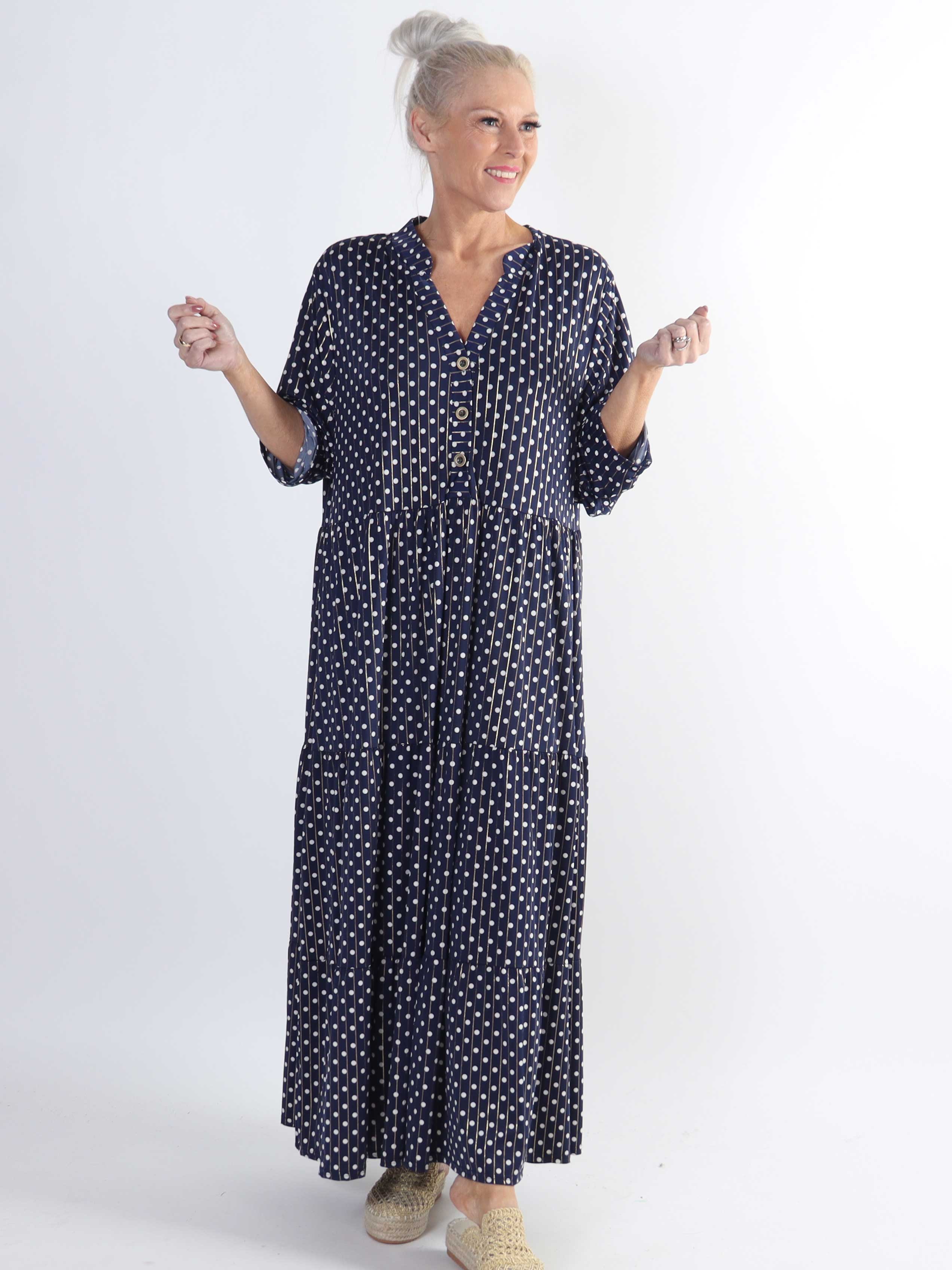 Milano Dot - Lång plus size-klänning med prickar och lager-på-lager-look